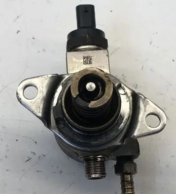 Audi A3 S3 8P Fuel injection high pressure pump 03C127026D