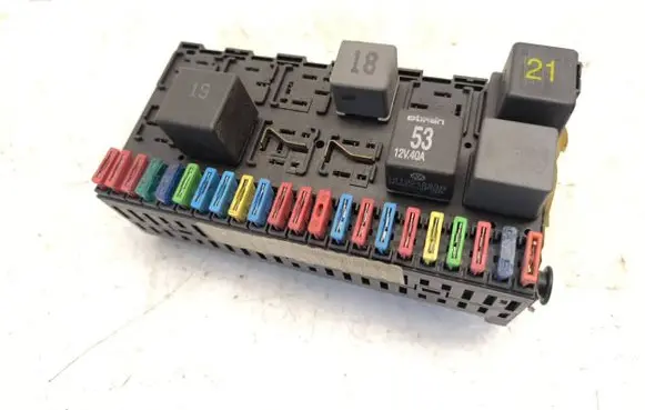 Volkswagen Golf III Fuse module 357937039