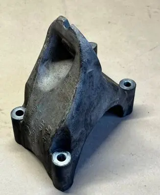 Volkswagen Touareg I Engine mounting bracket 07Z199308B 7132