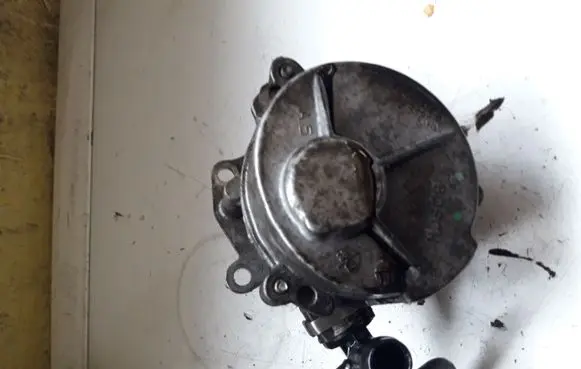 Renault Megane II Vacuum pump