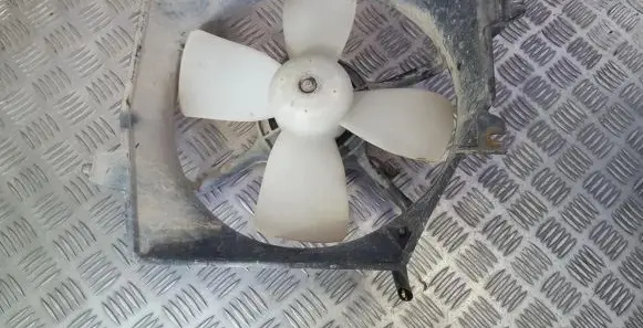Radiator cooling fan shroud