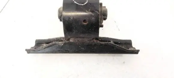 Peugeot 4007 Engine mount bracket