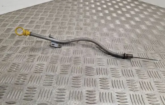 Nissan Qashqai+2 Oil level dip stick 