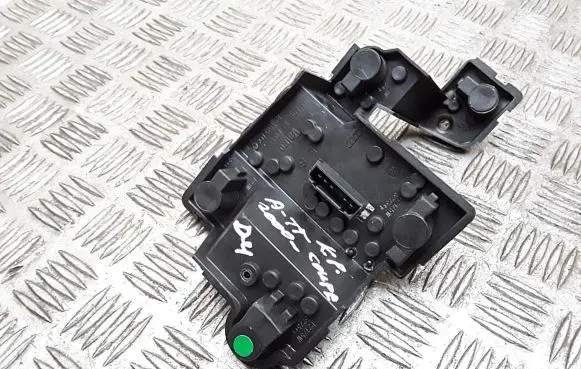 Audi TT Mk1 Tail light bulb cover holder 89100109