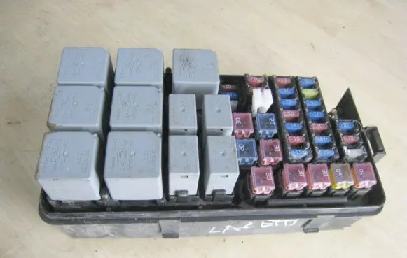 Chevrolet Lacetti Fuse module J200AH