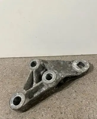 Audi A8 S8 D3 4E Engine mounting bracket 4E0199603S