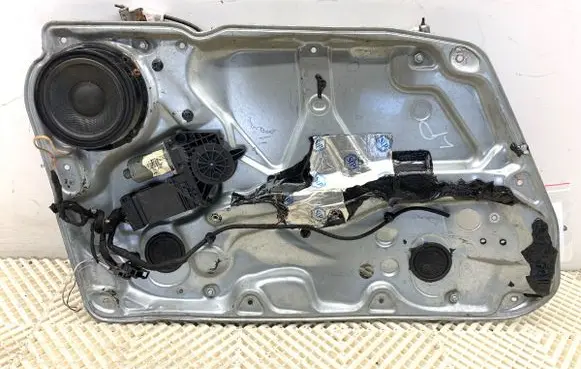 Volkswagen PASSAT B5.5 Front door window regulator with motor 