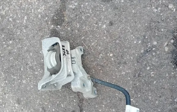 Nissan Juke I F15 Engine mount bracket