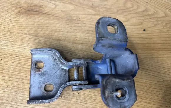 Opel Vivaro Front door lower hinge 311772H