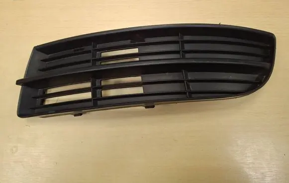 Volkswagen Touran I Front bumper lower grill 1T0853665 5NW13403