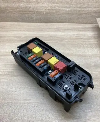 Opel Vectra C Fuse module 13112918