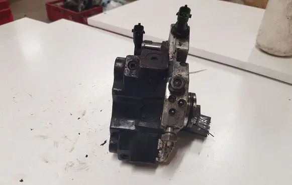 Volvo V50 Fuel injection high pressure pump 0445010111