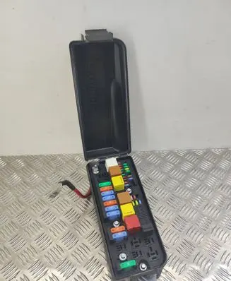 Opel Signum Fuse module 13205799 00002686