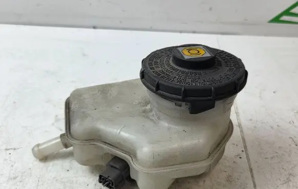 Honda CR-V Brake fluid reservoir 