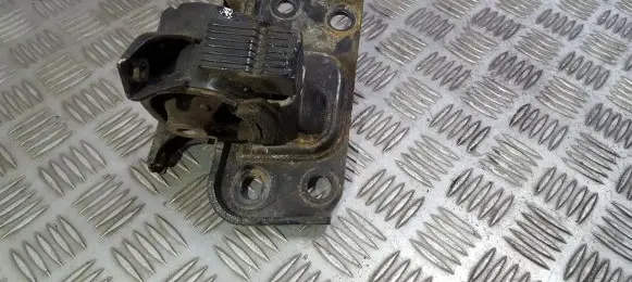 Toyota Avensis T270 Engine mount bracket AV92185 AV-92185