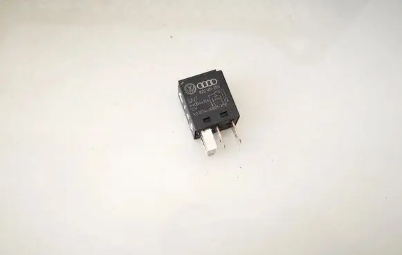 Audi Q7 4L Other relay 8z0951253 v23074-a1001-x50