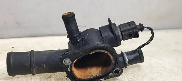 Volkswagen Polo IV 9N3 Engine coolant pipe/hose 038121132