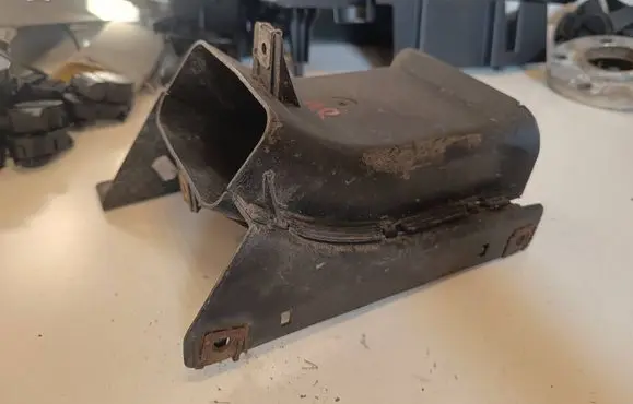 BMW 5 E60 E61 Air intake duct part 7036132