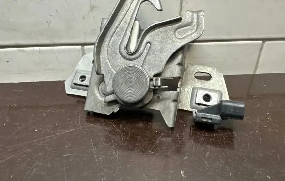 Volvo C30 Engine bonnet/hood lock/catch 30716530 30716529