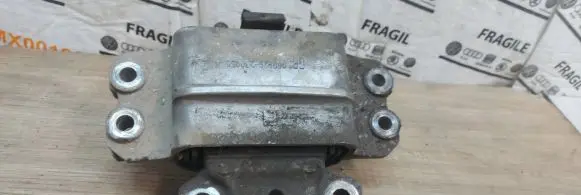 Volkswagen PASSAT B6 Engine mount bracket 3c0199555