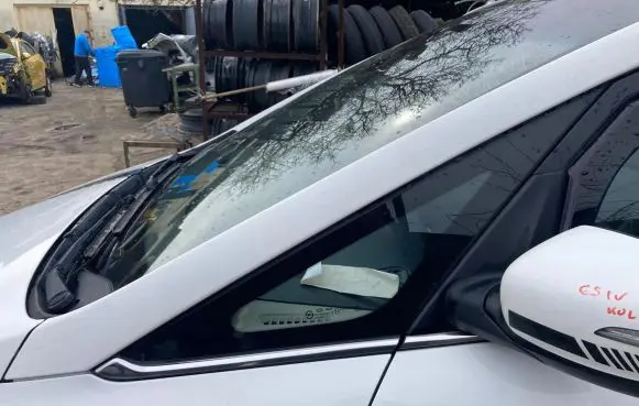 KIA Carens III Front triangle window/glass 