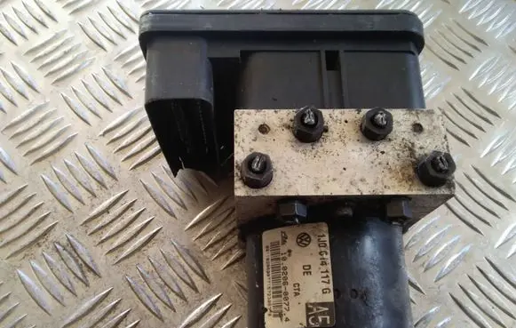 Skoda Octavia Mk1 (1U) ABS Pump 1C0907379L 10096003343 1J0614117G