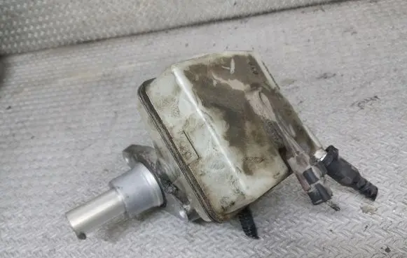 Master brake cylinder