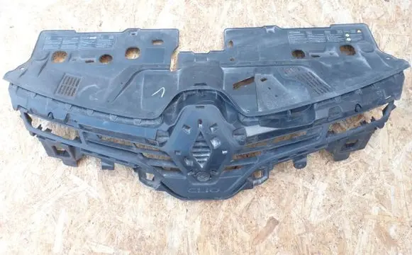 Renault Clio IV Front bumper upper radiator grill 622561433R