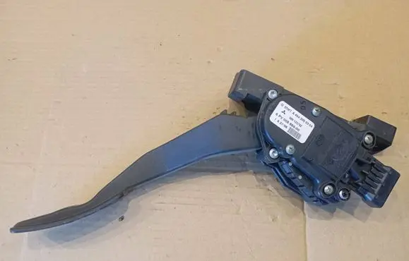 Mitsubishi Colt Accelerator throttle pedal A4543000304 6PV00886600 MN125792