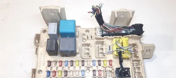 Toyota Avensis T250 Fuse module 8264105040A