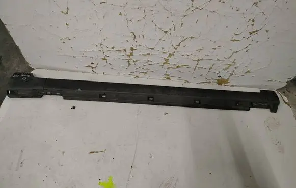 Volkswagen PASSAT B7 Side skirt front trim 
