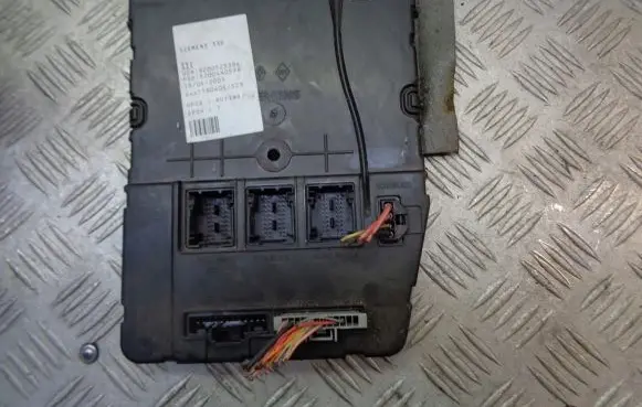 Renault Megane II High voltage junction box 8200525384