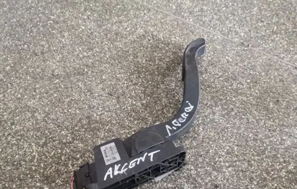 Hyundai Accent Accelerator throttle pedal 3271025810 0281002546