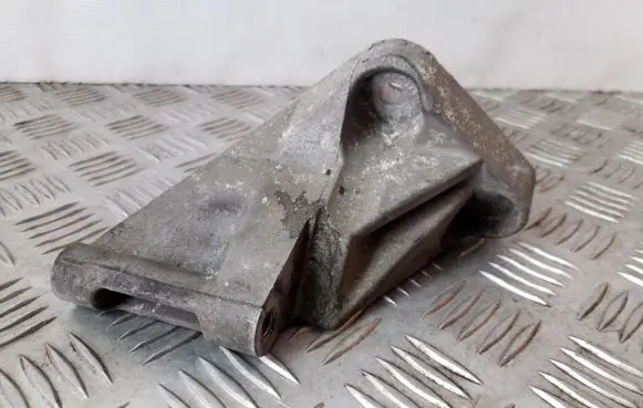 Opel Zafira A Engine mounting bracket