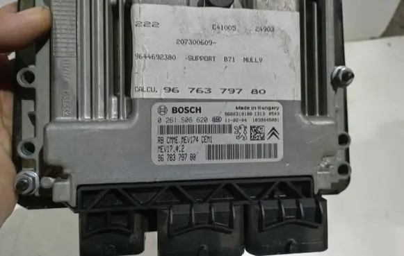 Citroen C4 II Engine control unit/module 261S06620 9676379780 9644692380