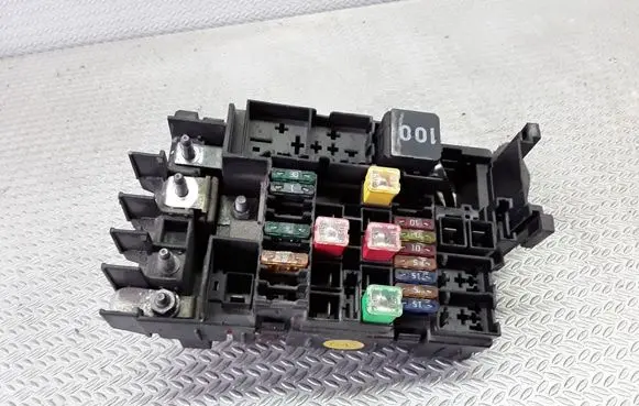 Volkswagen Jetta VI Fuse module 5C0937819H