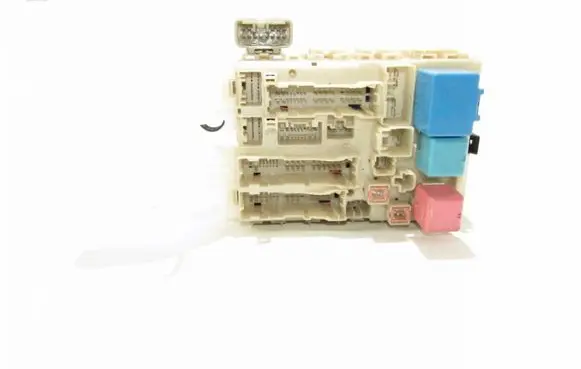 Toyota Yaris Fuse module 8273052700