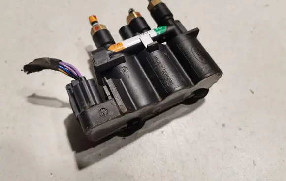 Land Rover Defender Air suspension valve block CPLA5B710AE