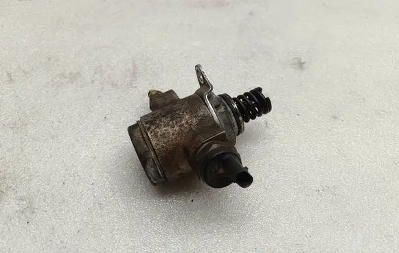 Volkswagen Golf V Fuel injection high pressure pump 03C127026C 193010