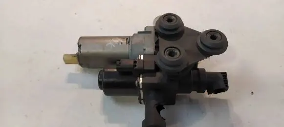 BMW 5 E39 Coolant heater control valve 1147412 955113