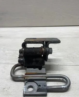 Volkswagen PASSAT B7 Front door upper hinge 3C8831412C