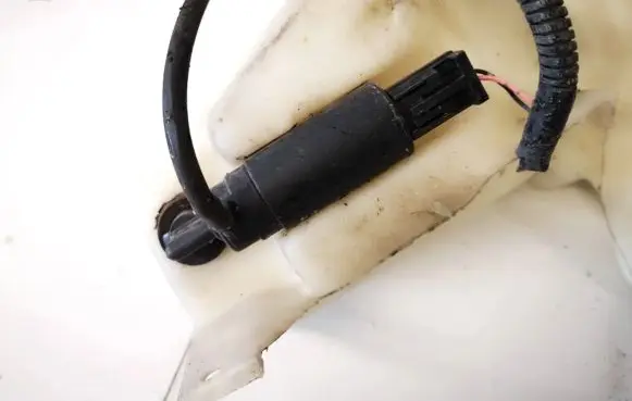Volvo S40, V40 Windscreen/windshield washer pump