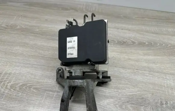 Mercedes-Benz E C207 W207 ABS Pump A2124317012