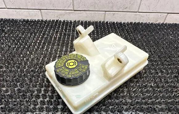 Brake fluid reservoir