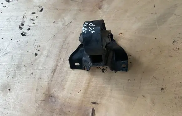 Jeep Cherokee XJ Engine mount bracket