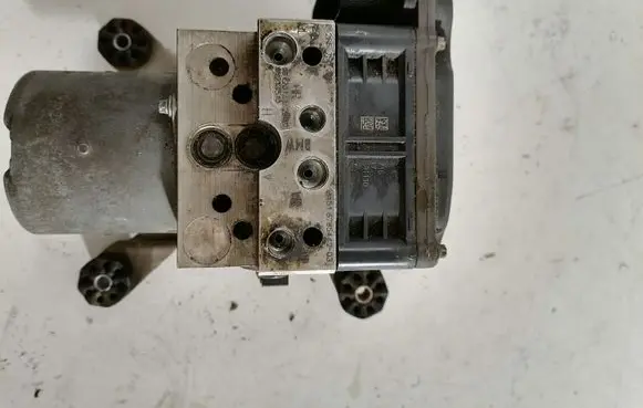 BMW 7 F01 F02 F03 F04 ABS Pump 6851382 68511384