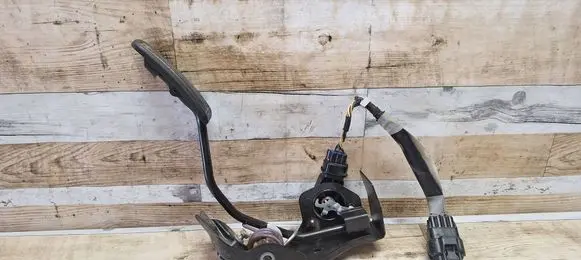 Accelerator throttle pedal