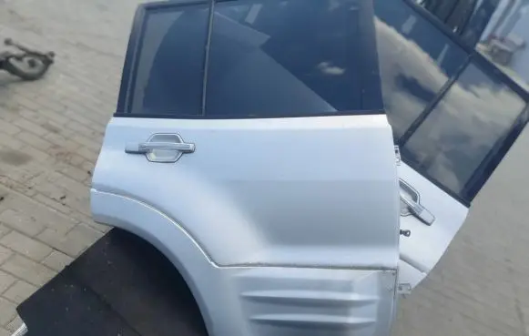 Mitsubishi Pajero Rear door