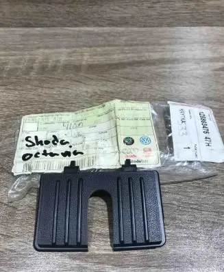 Skoda Octavia Mk2 (1Z) Tailgate/boot lid lock trim 1z5863475