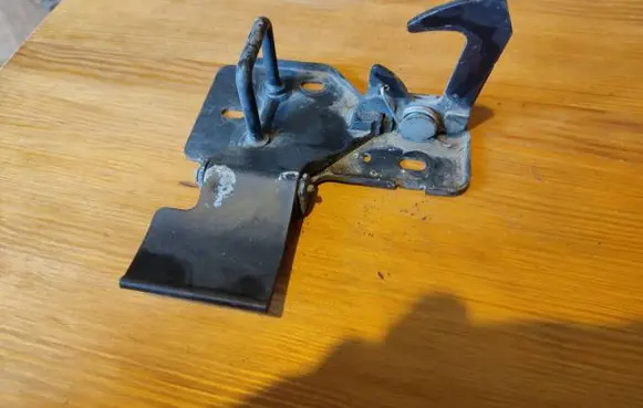 Volkswagen Polo IV 9N3 Engine bonnet/hood lock/latch loop/hook 6Q0823480D